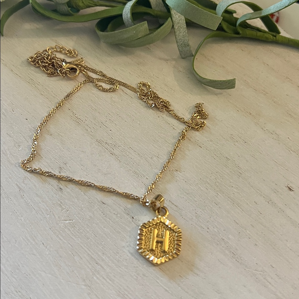 Oak & Ivy boutique necklace “H”
